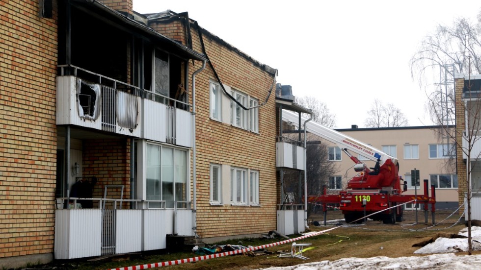 Det är oklart hur omfattande skadorna på lägenhetshuset i Öjebyn är. Men det kan dröja länge innan några hyresgäster kan flytta in igen. Robert Olausson är en av de drabbade. "Jag försöker att inte oroa mig så mycket", säger han.