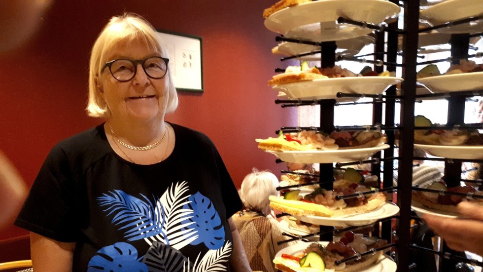 Marianne Lindmark, festkommiten, på väg att dela ut landgångar till medlemmarna.