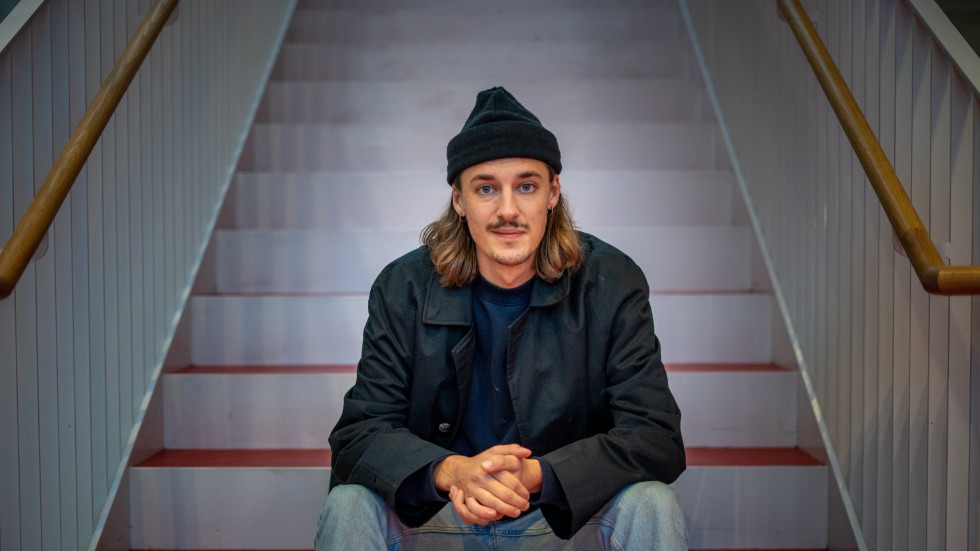 Olle Ronach är uppvuxen i Katrineholm, men flyttade till Stockholm så tidigt som 2016 för att gå en musikkurs på Ågesta folkhögskola utanför Farsta. I dag studerar han kandidatprogrammet i musikproduktion vid Kungliga musikhögskolan på Valhallavägen.