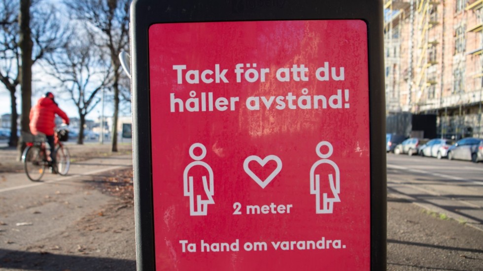 Vuxna personer bör hålla avstånd i offentliga miljöer. Det är en av rekommendationerna som införs från och med 8 december. Arkivbild.