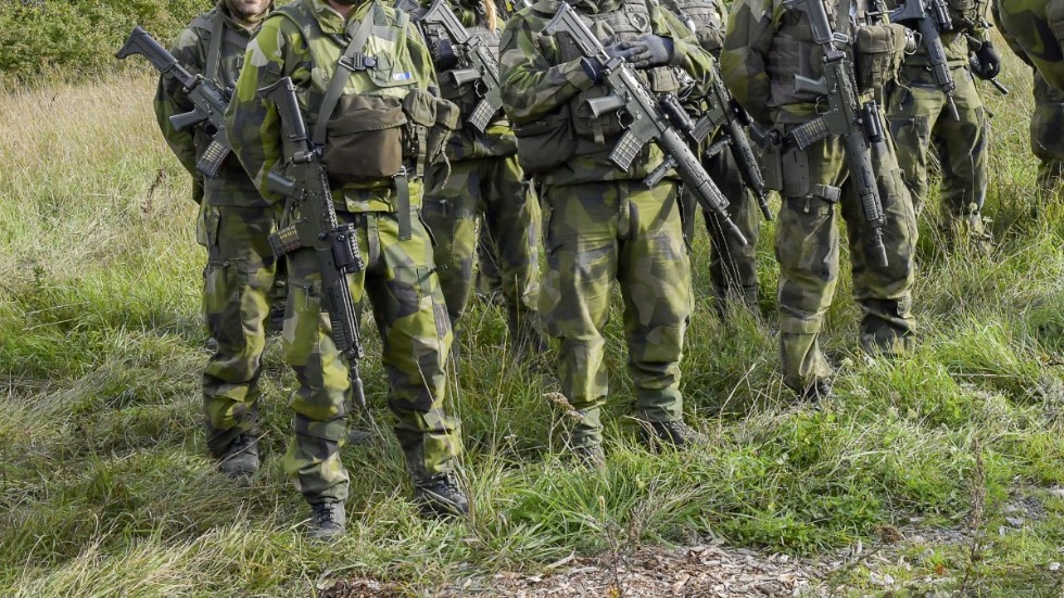 Det blir löneavdrag för den officerare som missade att göra patron ur och sköt ett vådaskott mot en personbil i samband med en övning. Arkivbild.