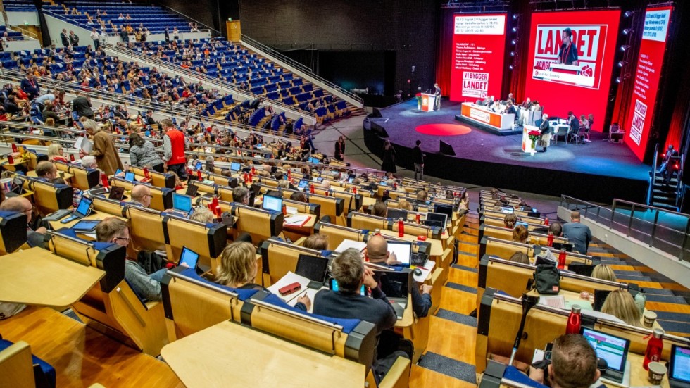 Socialdemokraternas partikongress går på S i Östergötlands linje om att införa språkkrav inom äldreomsorgen.
