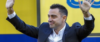 Xavi mottogs av tusentals på Camp Nou