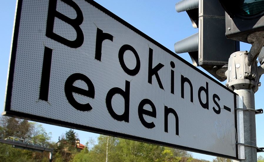 En 24-årig man anklagades för att ha kört för fort på Brokindsleden. Men nu har tingsrätten underkänt bevisningen.  