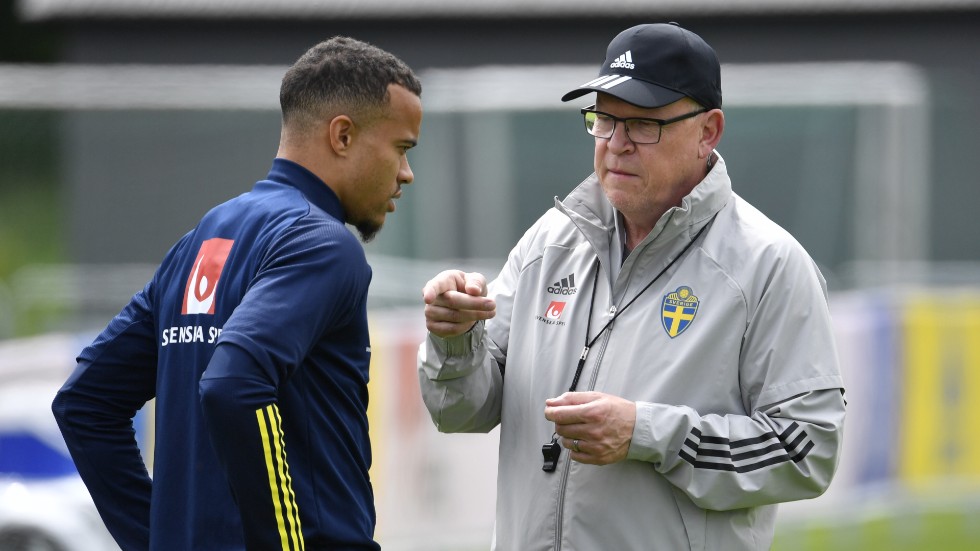 Robin Quaison får instruktioner av förbundskaptenen Janne Andersson under träningen. Quaison startar på topp med Marcus Berg i lördagens landskamp mot Finland.