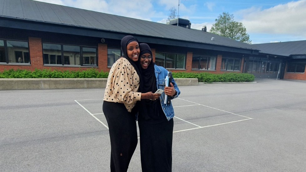 Det finns kanske inte jättemycket att göra på rasterna. Men Nada Ali Mohamed och Sharusad M Hassan trivs på sin nya skola.
