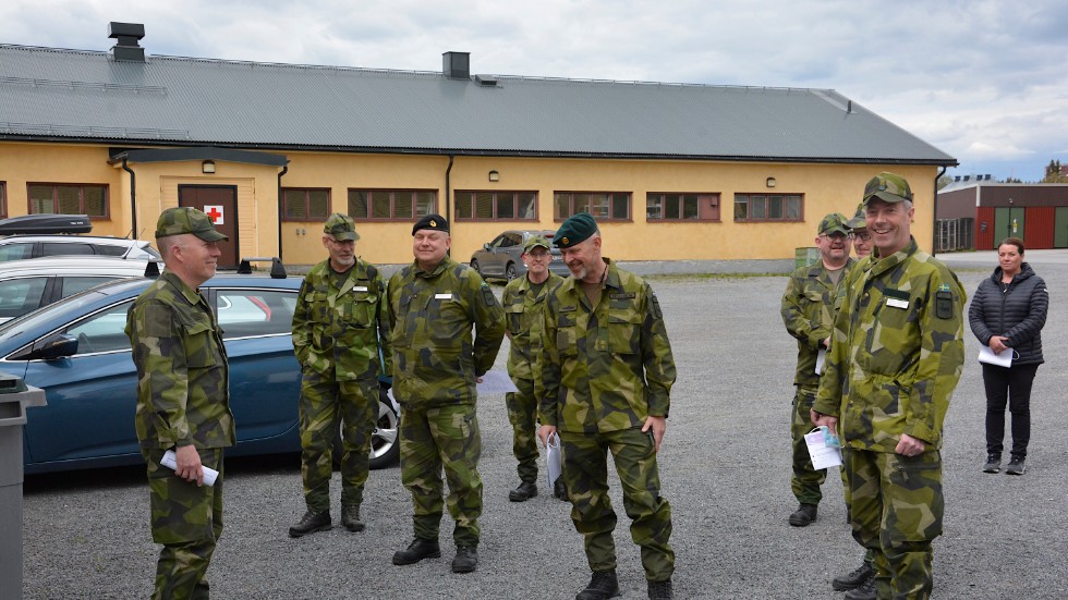 Här står några anställda inom Bodens garnsion och väntar på sin vaccinationstur.