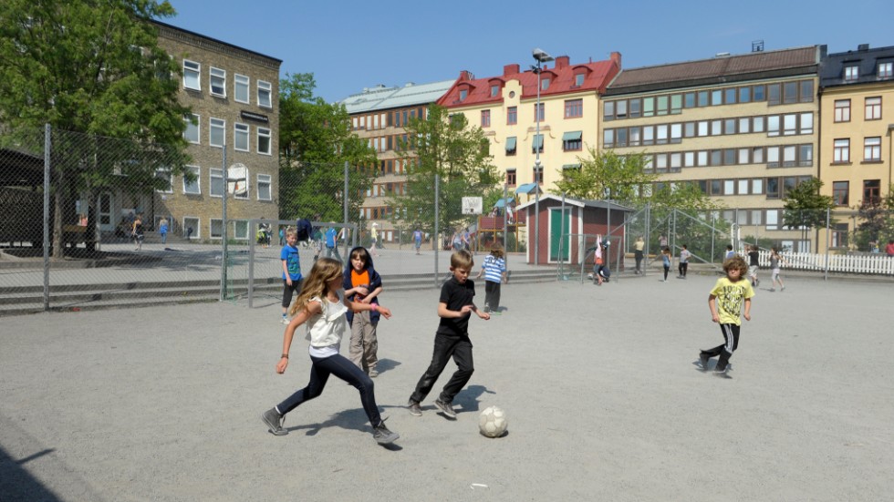 Konflikter som uppstår under raster tar ofta tid från undervisningen då de behöver redas ut under lektionstid. 