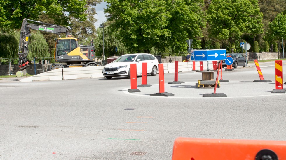 Nu börjar arbetet med att förvandla den tillfälliga rondellen på Vingåkersvägen till en riktig cirkulationsplats.
