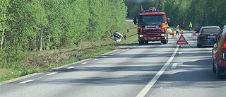 Ung man till sjukhus efter trafikolycka på väg 95 – blev långa bilköer