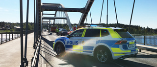 Trafikolycka på Bergnäsbron – "Det är riktigt kaos" • Framhjul lossnade från bil