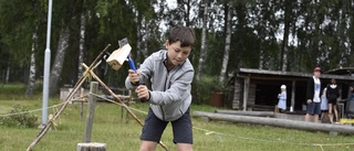 "Det roligaste är att hugga med yxa och tälja" - Alex och Johan testade att vara scouter i Spångsholm