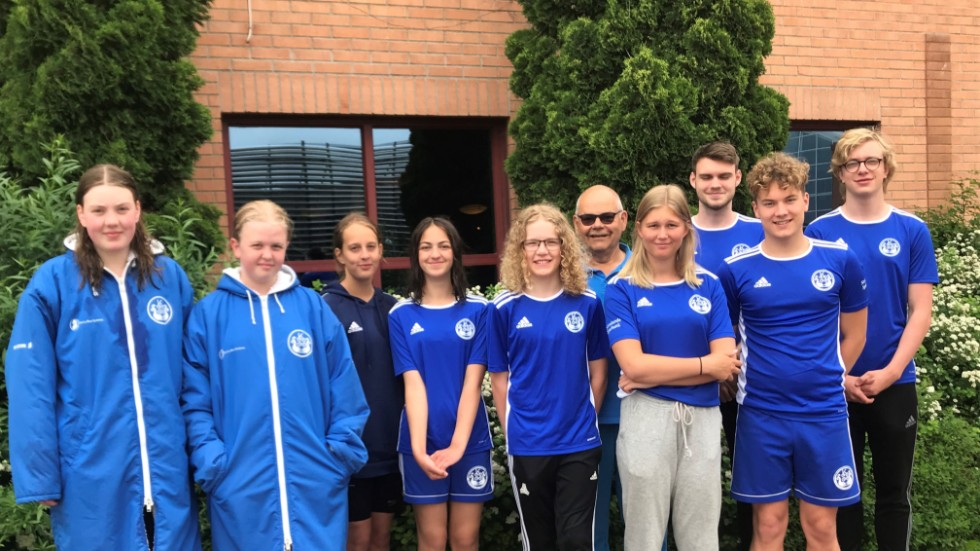 KSS-truppen som simmade i Falun. Från vänster Linnea Fredriksson, Stella Fredriksson, Tyra Cedervall, Lilian Abo Shame, August Sieverskog, ledaren Ola Pettersson, Filippa Karlsson, Kevin Grahn, Olle Pettersson och Erik Blomqvist. 