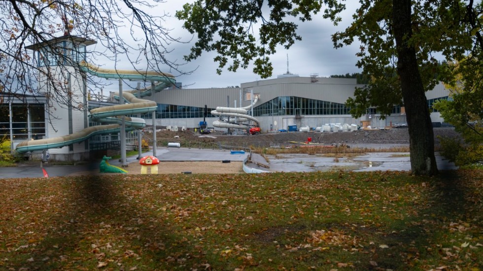 Linköpings nya simhall blir flera månader försenad, enligt entreprenören Serneke. Simhallen ligger bredvid den gamla och blir ungefär dubbelt så stor. 