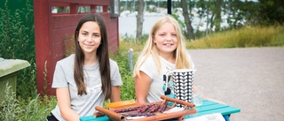 Tolvåriga Valentina och Rosa har öppnat egen kiosk