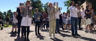 Stor publikfest när Petrus Magni skolans elever tågade genom Vadstena