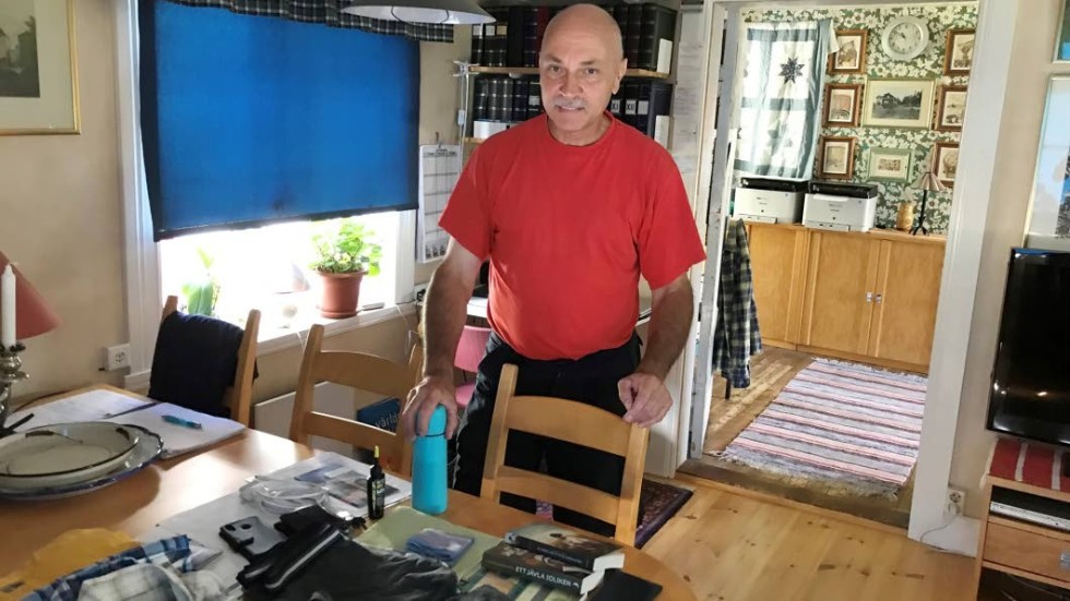 Per-Inge Björn med packningen dagen före avfärden. Termosen brukar han fylla med kaffe i samband med hotellfrukosten.
