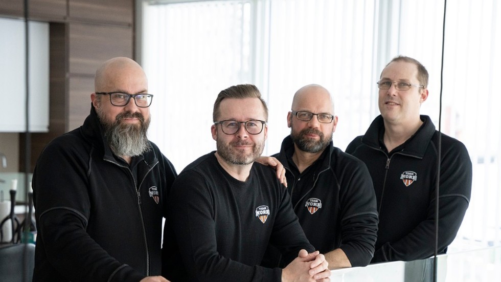 ”Vi på TeamNorr kan hjälpa norrländska företagare genom att göra en säkerhetsgenomgång, titta på vilka eventuella svagheter som befintlig IT-miljö har och hur man på bästa sätt kan täppa till dessa”, säger Håkan Olovsson, här tillsammans med kollegorna Peter Gustafson, Jonas Ek och Fredrik Hjälte.
