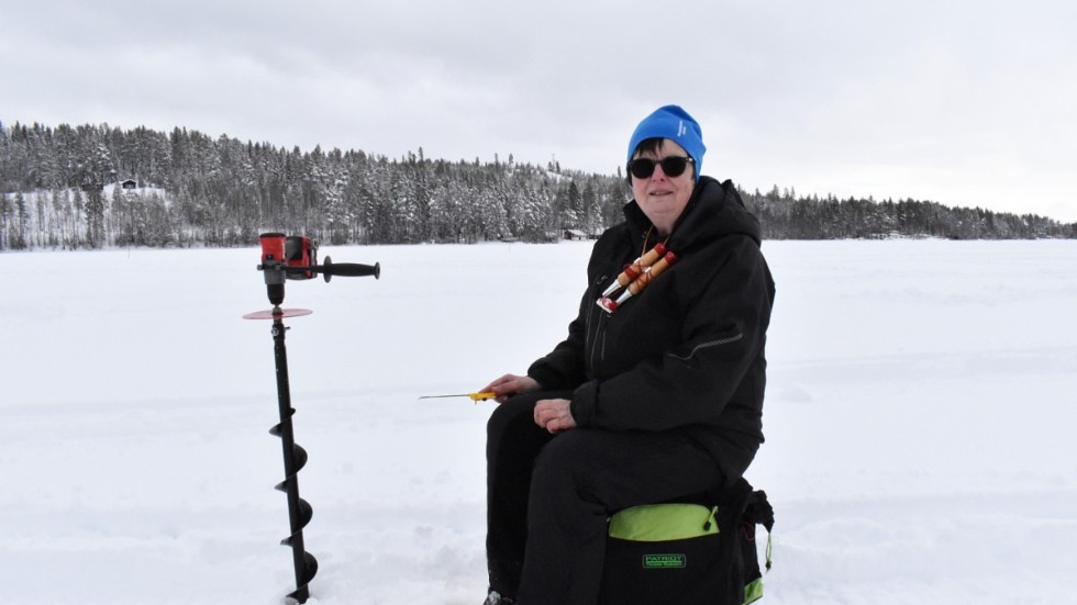 Ingrid Gunnarsson, Sundsjöfiskarna, har bara tävlingsfiskat i några år. Hon började med att följa sin man ut på isen,han har fiskat betydligt längre.