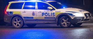 Knivbeväpnad och drogpåverkad ung kvinna bröt sig in i lägenhet • Greps på plats och sitter anhållen