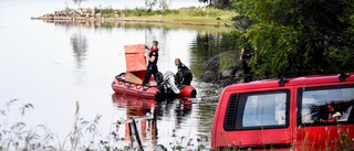 Bränd båt läcker bränsle – nu bärgas den