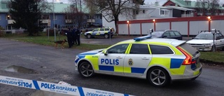 Just nu: Stor polisinsats på Hertsön – man knivskuren