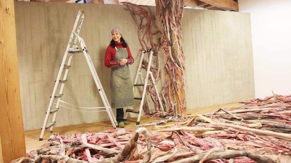 Kraftfull. "Naturen är kraftfull och klok", säger Pilar de Burgos. För naturen finns inga gränser eller osynliga murar, den fortsätter efter den väg som är dess egen verkliga existens.