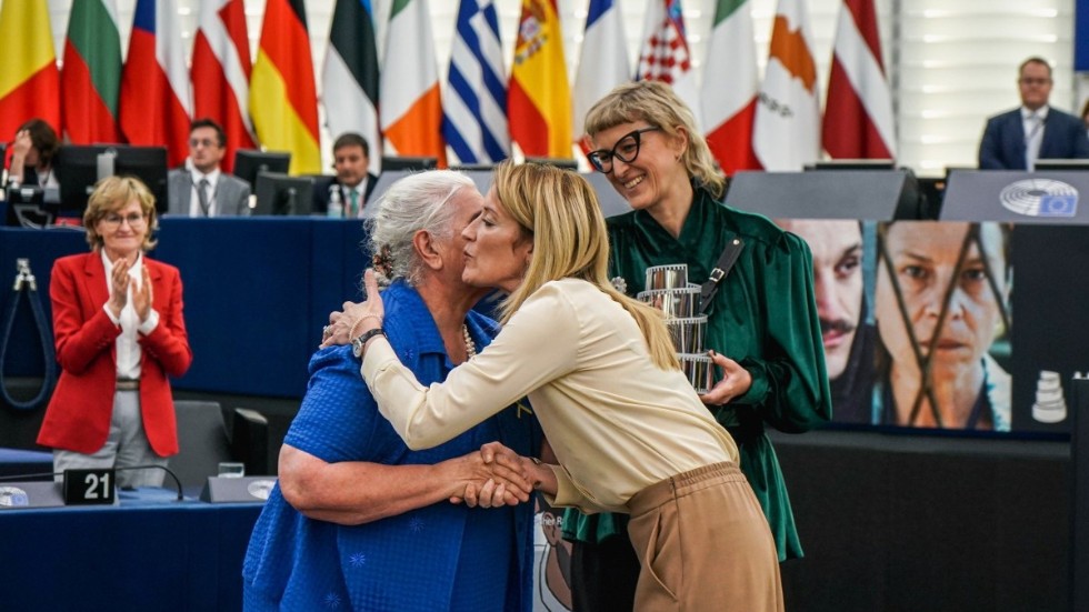 Europaparlamentets talman Roberta Metsola delar ut LUX-publikpriset 2022 till regissören av Jasmila Žbanić. Pressbild.