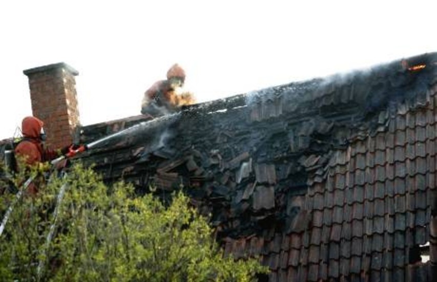 Hela taket fick brytas loss och vindsvåningen ödelades vid den villabrand som utbröt i närheten av Vall kvarn i går kväll.  Foto: Petra Jonsson