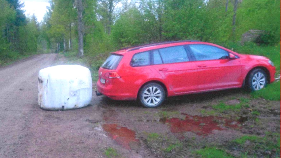 Egenmäktigt förfarande, anser Kalmar tingsrätt om placeringen av en ensilagebal bakom jaktledarens bil och dömer en Vimmerbybo i 65-årsåldern till dagsböter.