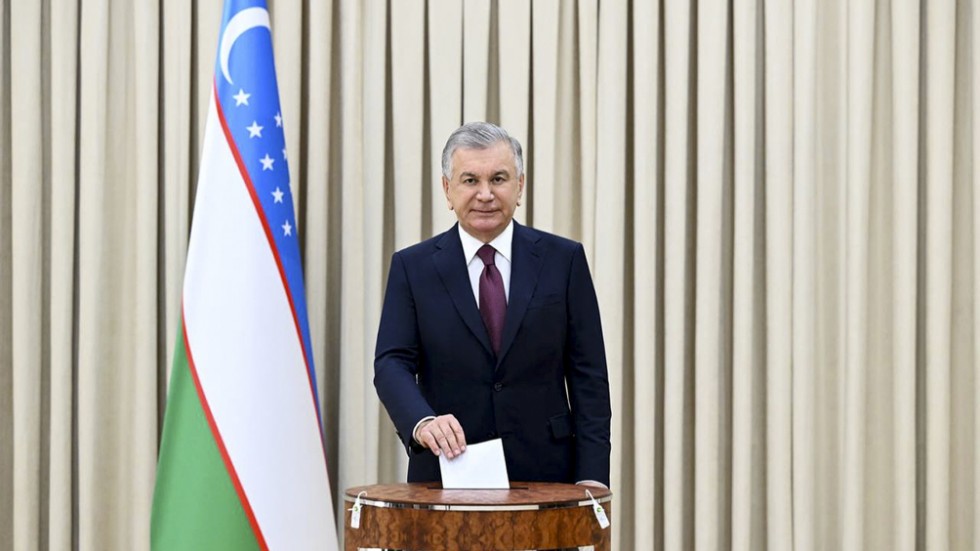 Uzbekistans ledare Sjavkat Mirzijojev, när han röstade i söndags.