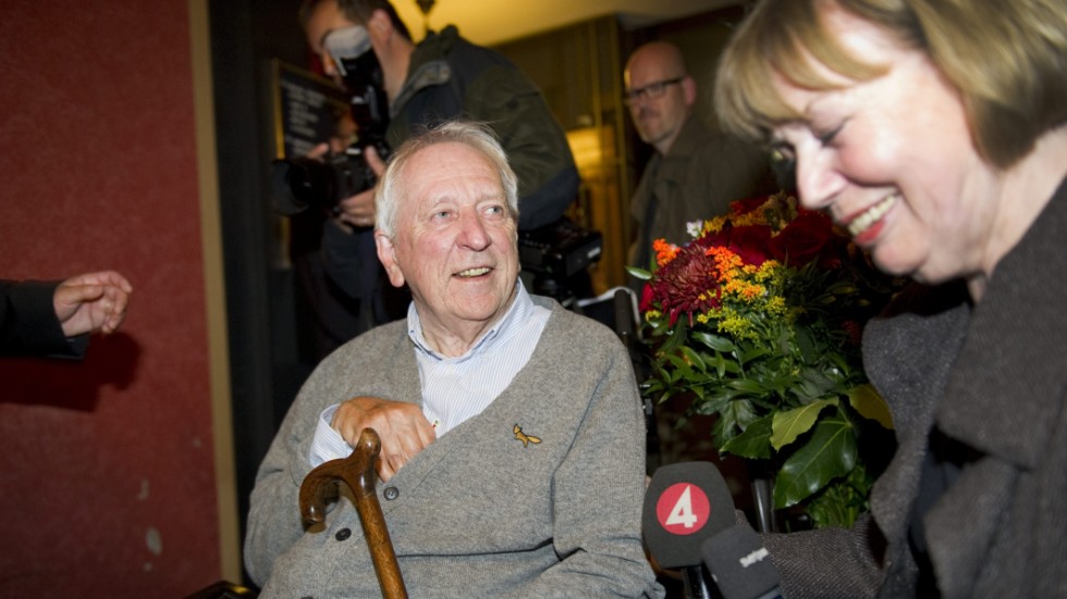 Tomas Tranströmer beskrivs ibland som "metaforernas mästare". Här har han just fått veta att han utsetts till Nobelpristagare 2011.