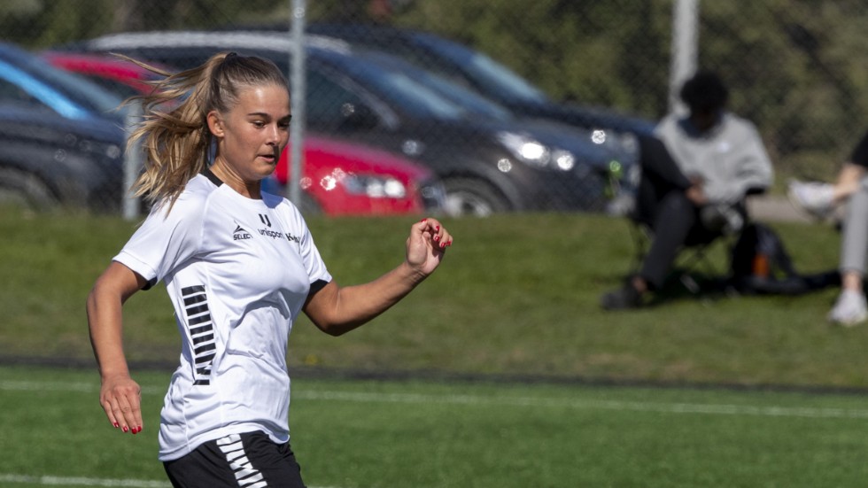 Fannie Stenström, här i Kentydress, gjorde mål för Ljungsbro.