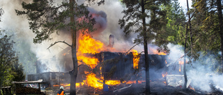 Villa totalförstörd i kraftig brand