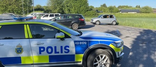 Räddningspådrag vid pendlarparkering – bil utbränd