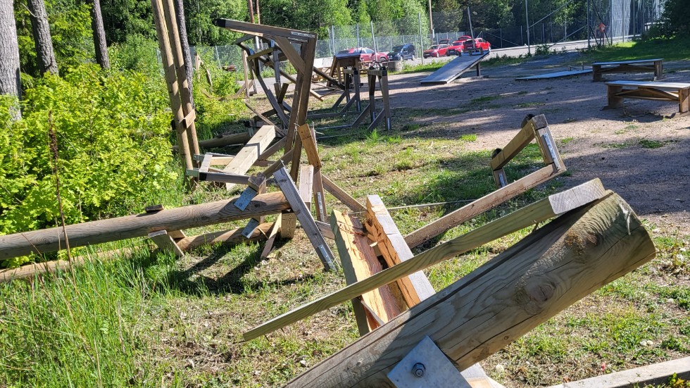 Utegymmet vid Skogsvallen/Nordiahallen vandaliserades under natten till söndagen. Nu stänger polisen utredningen, men hoppas kunna öppna den igen om nya uppgifter tillkommer.