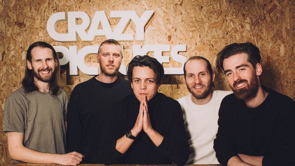 Produktionsbolaget Crazy Pictures består av Hannes Krantz,  Rasmus Råsmark, Olle Tholén, Albin Pettersson och Victor Danell.