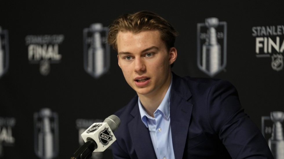 Connor Bedard under en presskonferens i samband med Stanley Cup-finalen. Arkivbild.