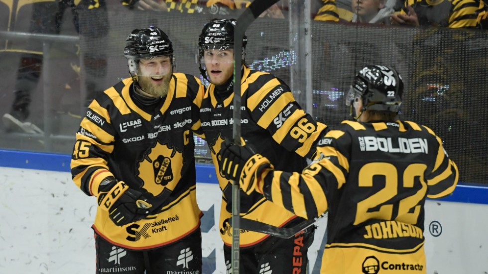 Rickard Hugg, i mitten, firar Skellefteås enda mål med Oscar Möller, till vänster, och Jonathan Johnson.