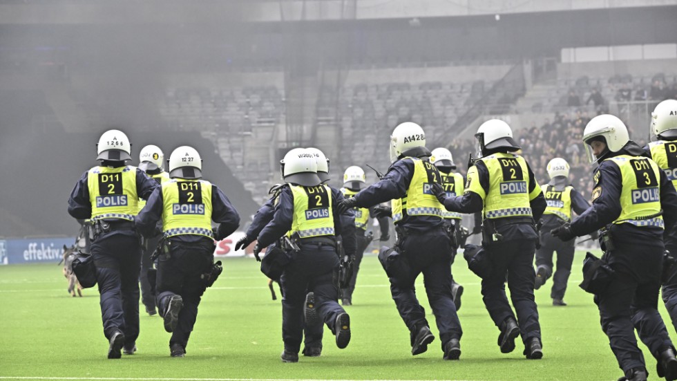 Poliser på plan under söndagens fotbollsmatch i allsvenskan mellan Djurgården och AIK på Tele2 arena i Stockholm.