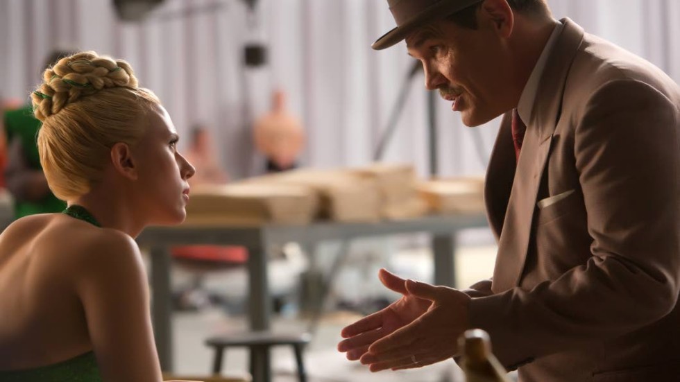 Scarlett Johansson som tuff men ogift filmstjärna på smällen och Josh Brolin som studiofixaren vars jobb det är att se till att det inte blir någon skandal i "Hail, Caesar!".