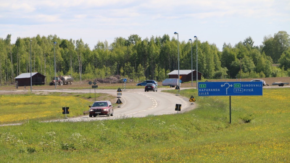 I förslaget går förlängningen av väg 374 (Älvsbyvägen) rakt fram i den nuvarande rondellen och rakt genom hjärtat av Öjebyns stamhemman, för anslutning till E4. "Detta ifrågasätter jag å det starkaste", skriver Staffan Wikman.