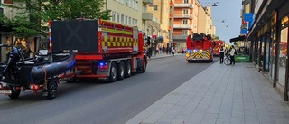 Stort pådrag i centrala Linköping – larm om brand i byggnad 