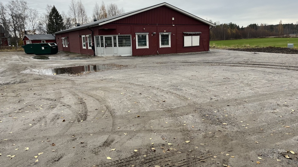 Under sommaren har en omfattande sanering gjorts av marken i Svensbyn där bränslepumparna stått. Nu återstår att riva gamla Konsum innan bygget av en ny förskola kan påbörjas.