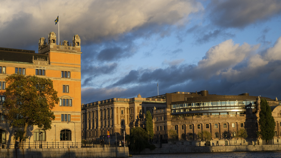 Regeringskansliet Rosenbad och Sveriges riksdag. Härifrån styrs Sverige.