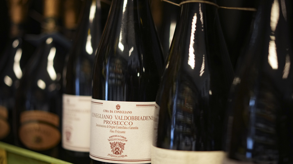 Flaskor med italiensk prosecco i en butik i Rom.