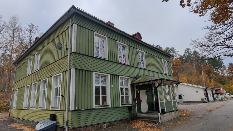 Det stora huset bredvid brandstationen ser ut att vara i förhållandevis bra skick men står ändå övergivet. Här låg tidigare fritidsgården. 