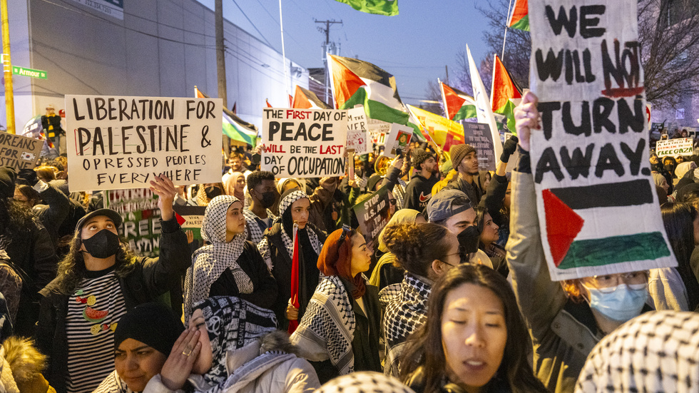 Pro-palestinska demonstranter som i USA kräver den amerikanske presidenten Joe Bidens hjälp att få till en vapenvila mellan Israel och Hamas. "Den snabbaste vägen till fred är enkel – Israel måste avsluta sin ockupation", tycker insändarskribenten. 