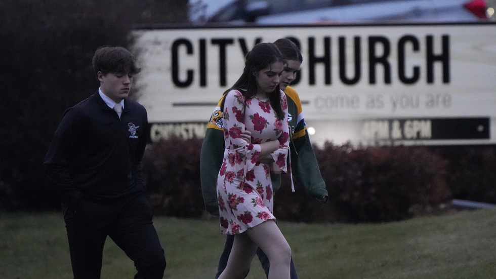 Elever lämnar byggnaden de tog skydd i vid skjutningen på en kristen skolan i delstaten Wisconsin i USA. Tre människor dog, inklusive den misstänkta skytten som var en 15-årig flicka.