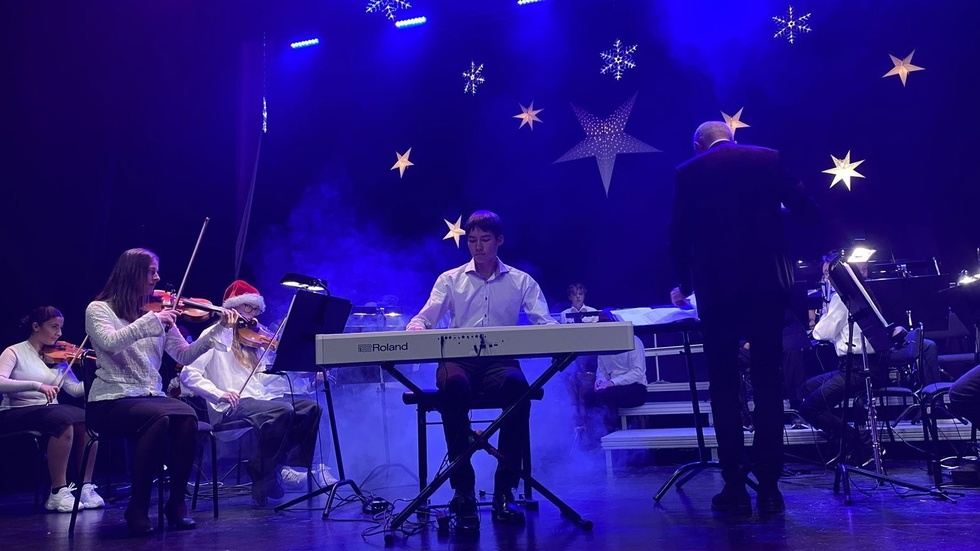 Vilgot Grimvall briljerade på piano i Nut Rocker, i bästa Robert Wells-stil. Självklart uppbackad av flera pedagoger som agerar draghjälp och trygghet även på scen för de unga musikanterna.